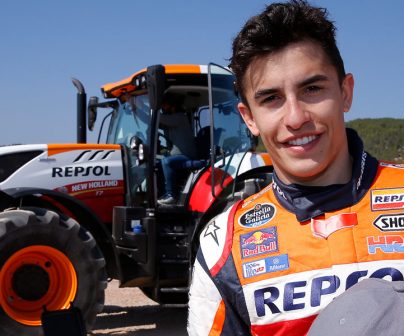 Marc Márquez posa frente a tractor