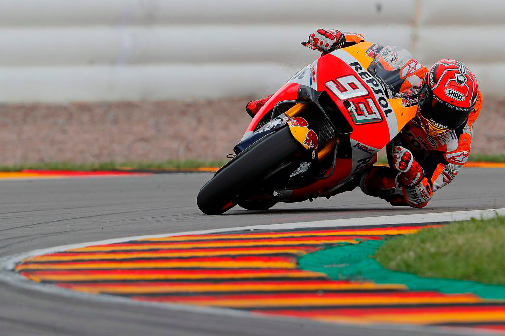 Márquez tumbando en una curva cerrada