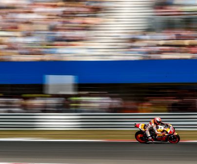 Marc Márquez pilotando a toda velocidad
