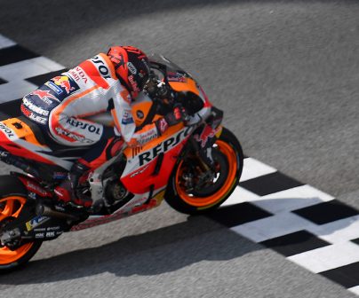 Marc Márquez cruzando la línea de meta