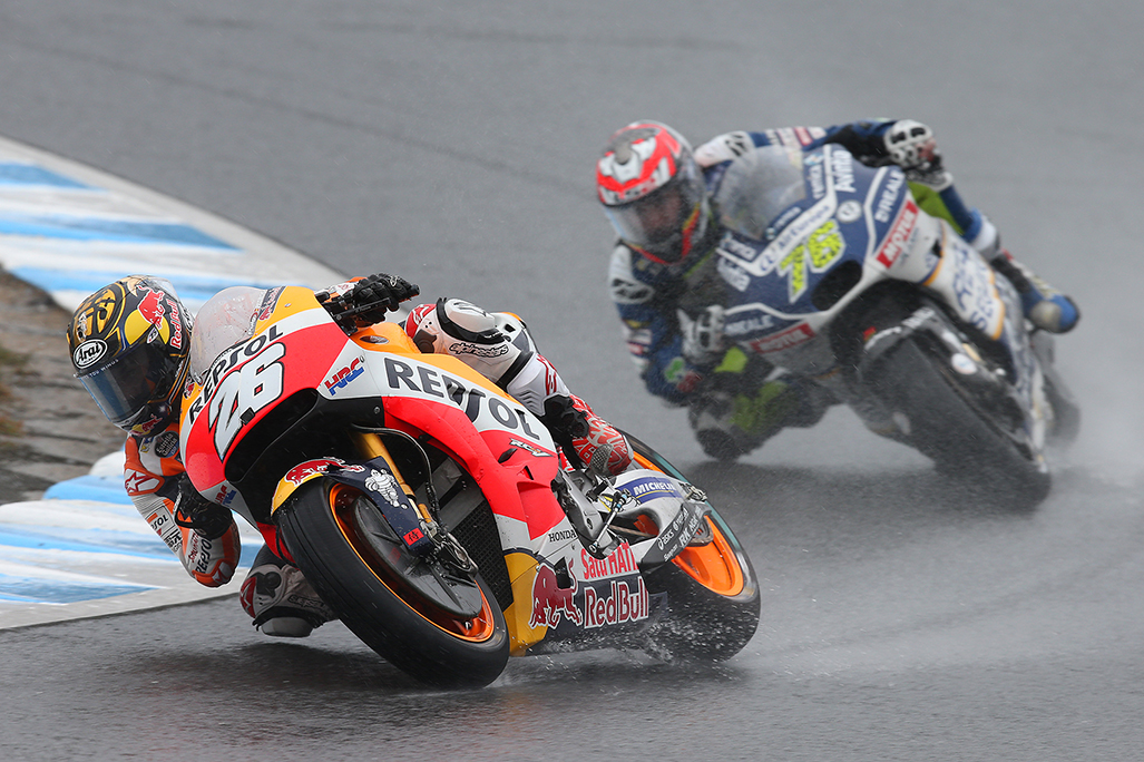 Dani Pedrosa adelanta en la lluvia