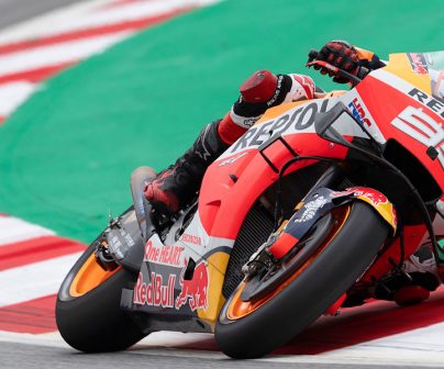 Jorge Lorenzo tomando curva con casco especial