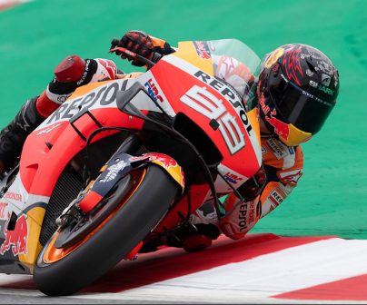 Jorge Lorenzo tomando curva con casco especial