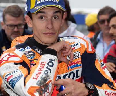 Marc Márquez señalando rozadura de asfalto en mono
