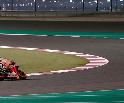 Marc Márquez en losail rodando sobre la honda