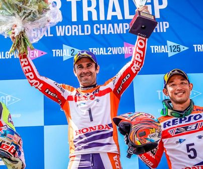 Toni Bou, primero, junto a Takahisa Fujinami y Adam Raga en el podio del TrialGP de Bélgica 2018