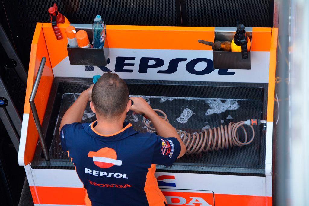 Técnico de Repsol Honda limpiando