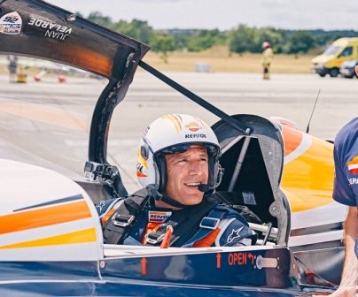 Juan Velarde y Anselmo Gámez en pista antes de despegar
