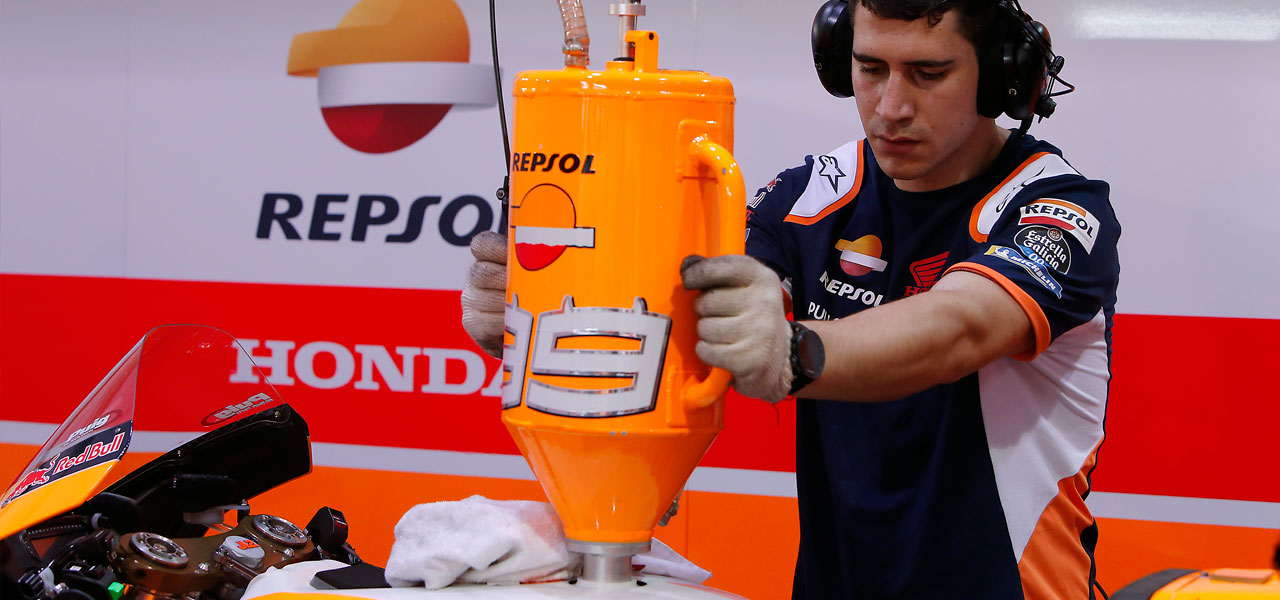 ¿Sabías que para MotoGP desarrollamos hasta 50 carburantes y solo nos quedamos 1?