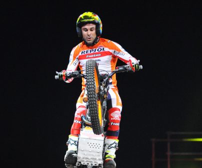 Toni Bou saltando obstáculo con la Honda Montesa Cota 4RT