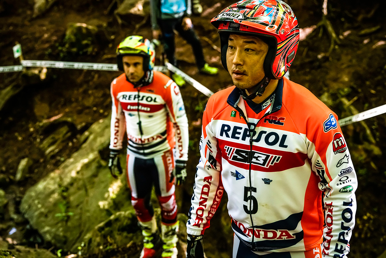 Toni Bou y Takahisa Fujinami oteando el terreno