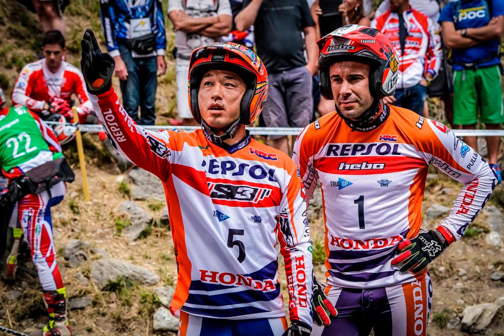 Fujinami junto a Toni Bou repasando un obstáculo durante una carrera