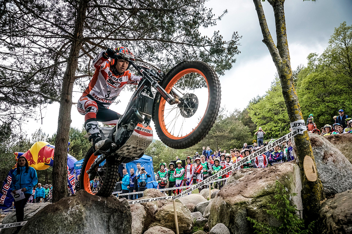 Takahisa subiendo un obstáculo en Trial outdoor