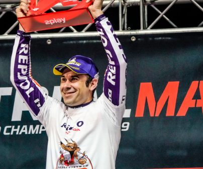 Toni Bou levantando trofeo