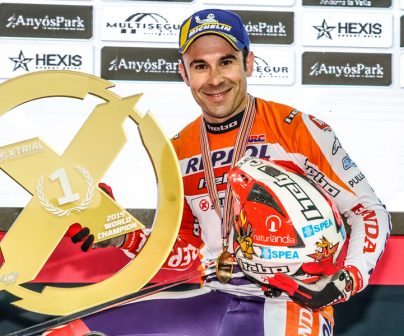 Toni Bou con trofeo de X-trial