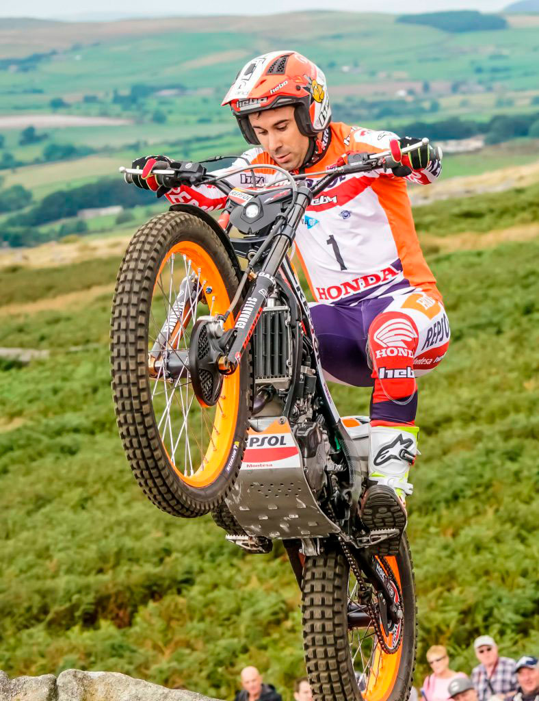 Toni bou saltando sobre honda montesa