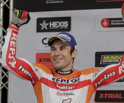 Toni Bou en podio con los brazos levantados