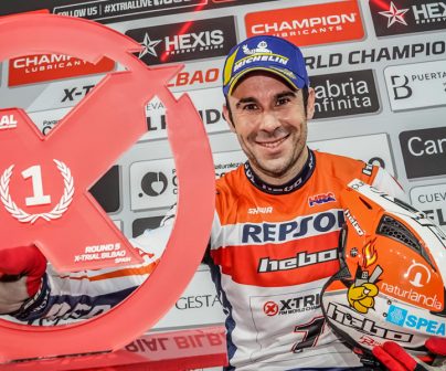 Toni Bou en el podio en una prueba de X-Trial indoor