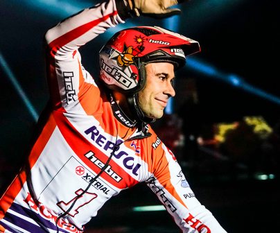 Toni Bou saludando en trial indoor