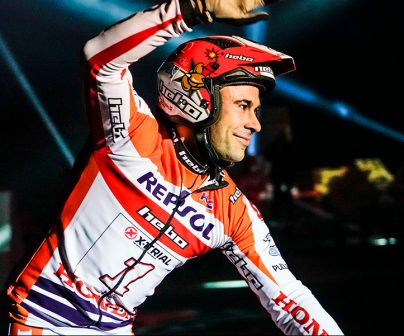 Toni Bou saludando en trial indoor