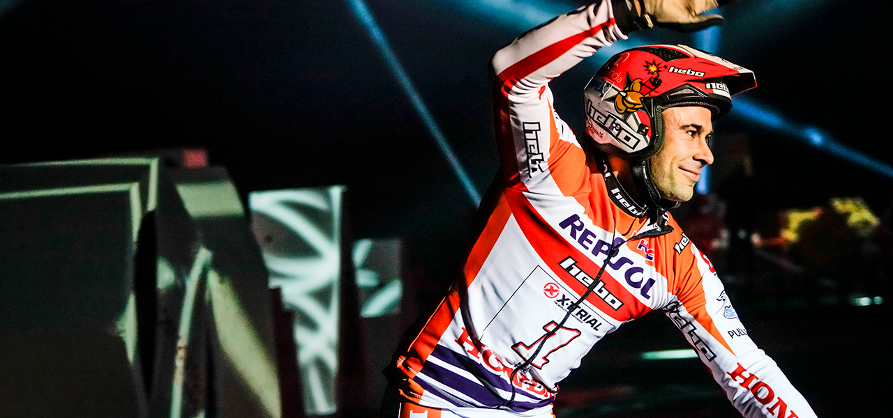 Toni Bou saludando en trial indoor