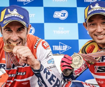 Toni Bou y Takahisa  Fujinami en el podio durante el TrialGP de España 2019
