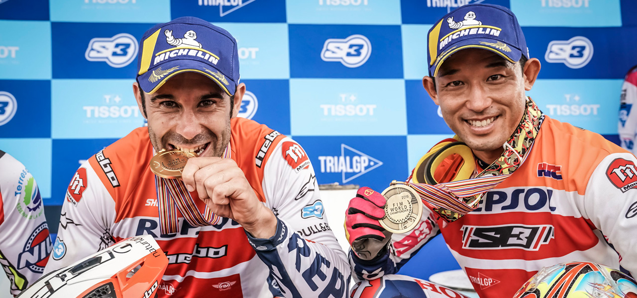 Toni Bou y Takahisa  Fujinami en el podio durante el TrialGP de España 2019