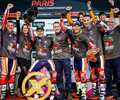 Foto de equipo con Takahisa Fujinami y Toni Bou celebrando su 23º Título Mundial