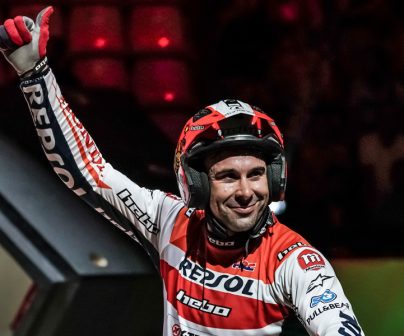 Toni Bou celebrando con el pulgar en alto