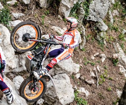 Toni Bou subiendo rocas en prueba outdoor