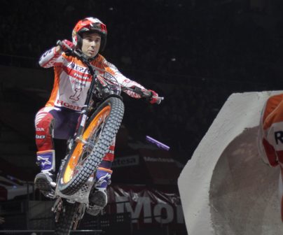 Toni Bou saltando en X-Trial Barcelona 2019
