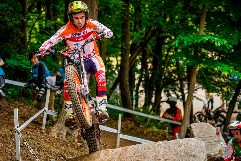 Toni Bou saltando en moto de Trial en una prueba outdoor