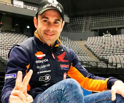 Toni Bou en un estadio saludando