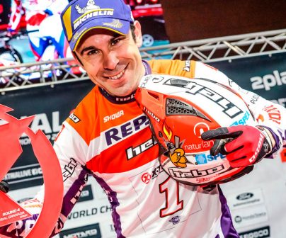 Toni Bou mostrando trofeo de X-trial