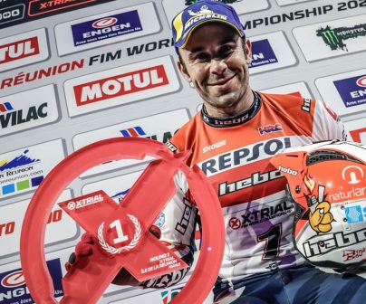 Toni Bou exhibits a trophy at the X-Trial 2020 Reunion isle podium