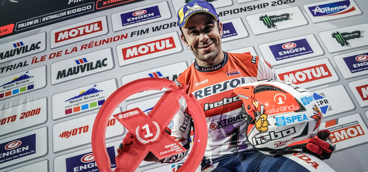 Toni Bou exhibe un trofeo en el podio X-trial 2020 Isla reunión