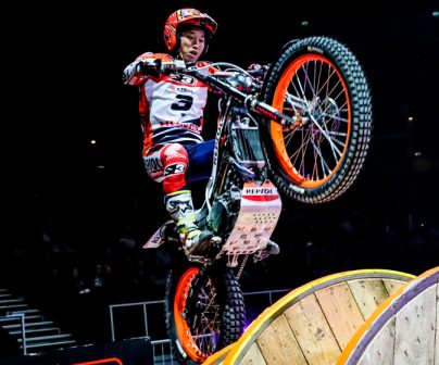 Takahisa Fujinami haciendo wheelie sobre un obstáculo de la pista