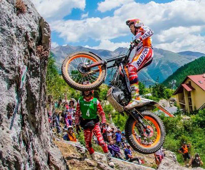 Toni Bou sobre su Honda Montesa en una prueba outdoor