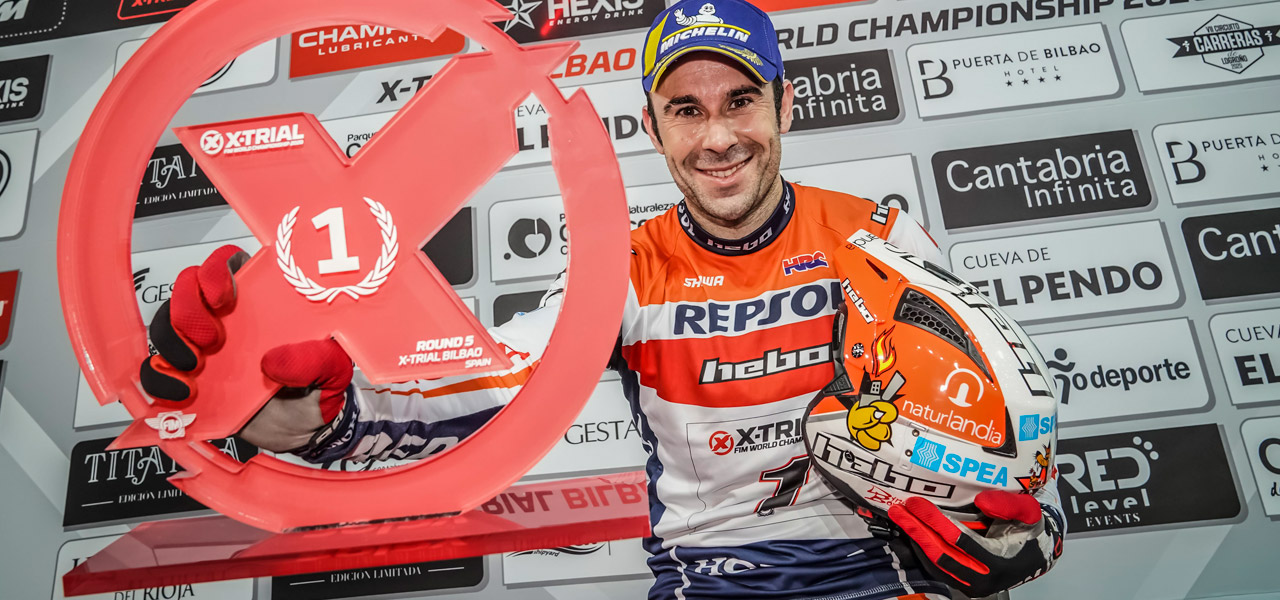Toni Bou muestra su trofeo de x-trial