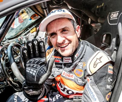 Isidre Esteve saludando desde el asiento de piloto