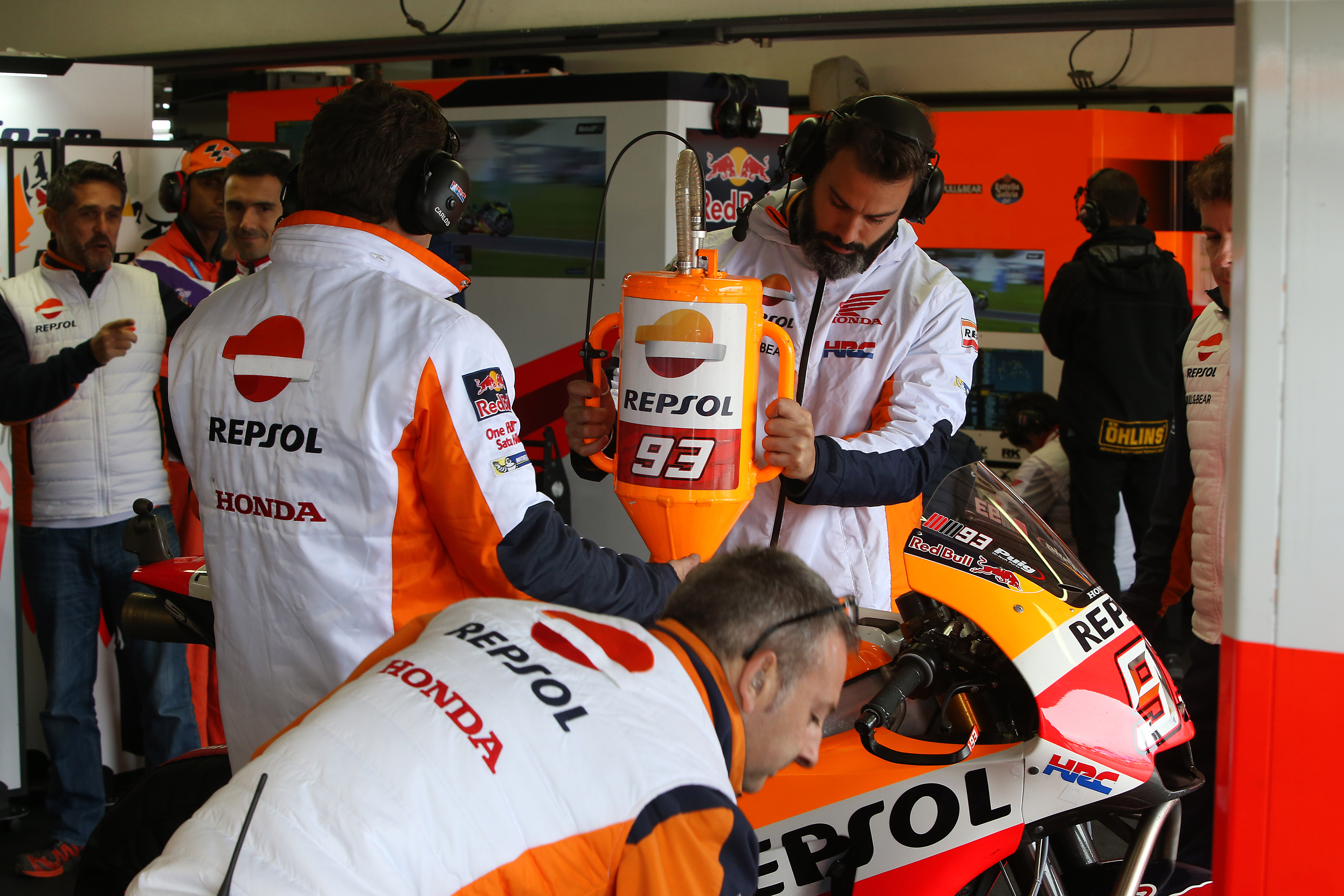 En busca del mayor rendimiento. Mecánicos de Marc Márquez repostando la moto.