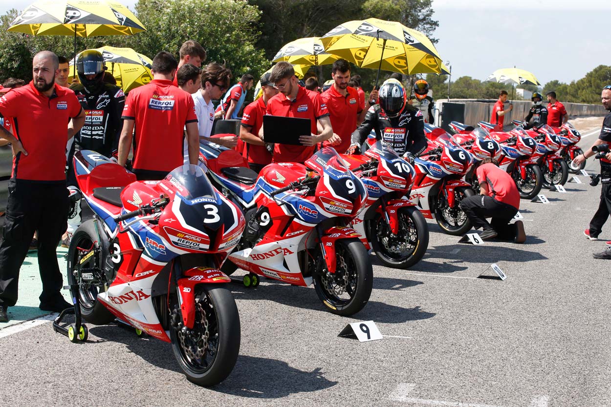 Estudiantes con motos alineadas en la escuela Monlau