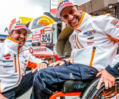 Isidre Esteve y Txema Villalobos durante el descanso en el Dakar