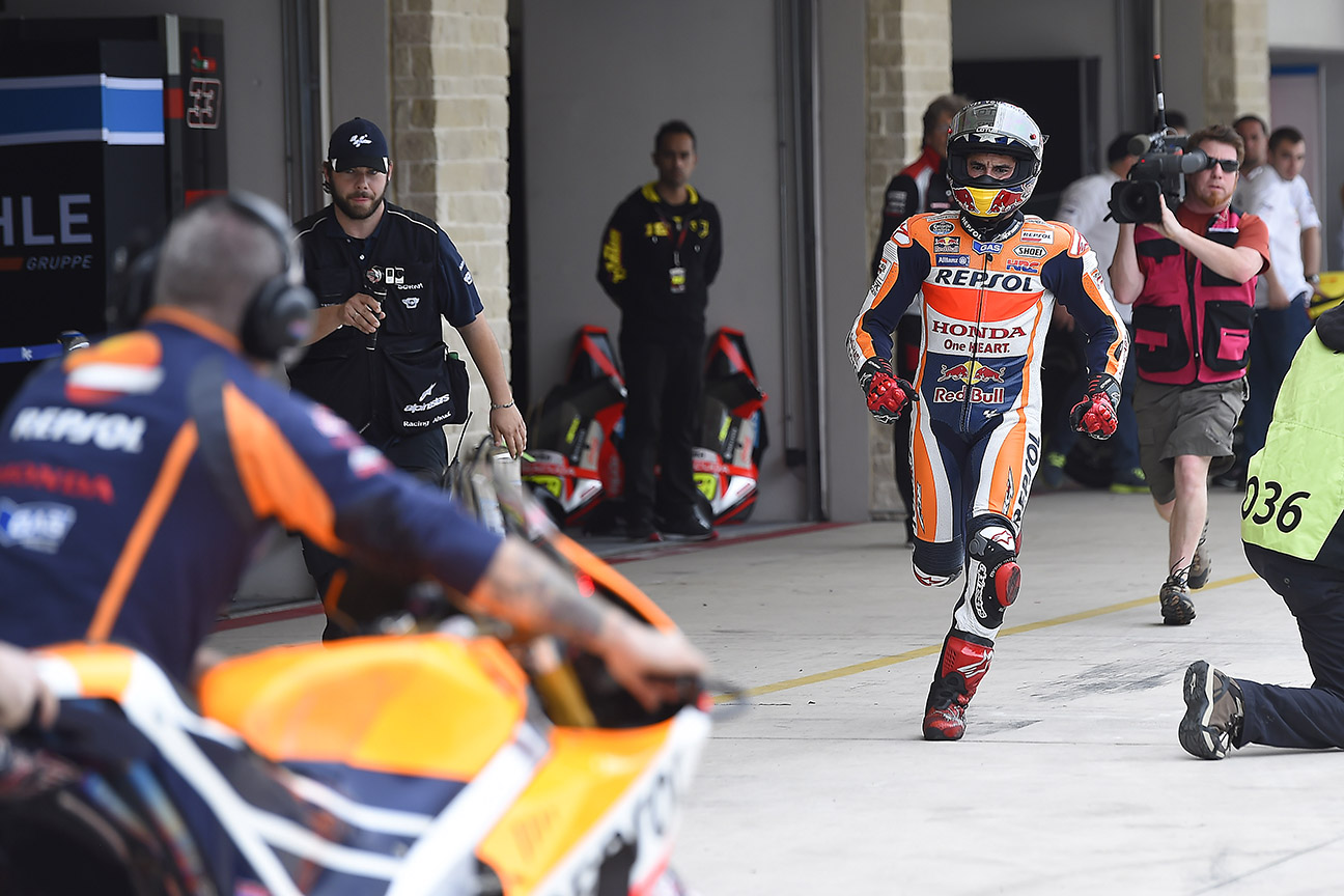 Marc Márquez corre en el pit lane