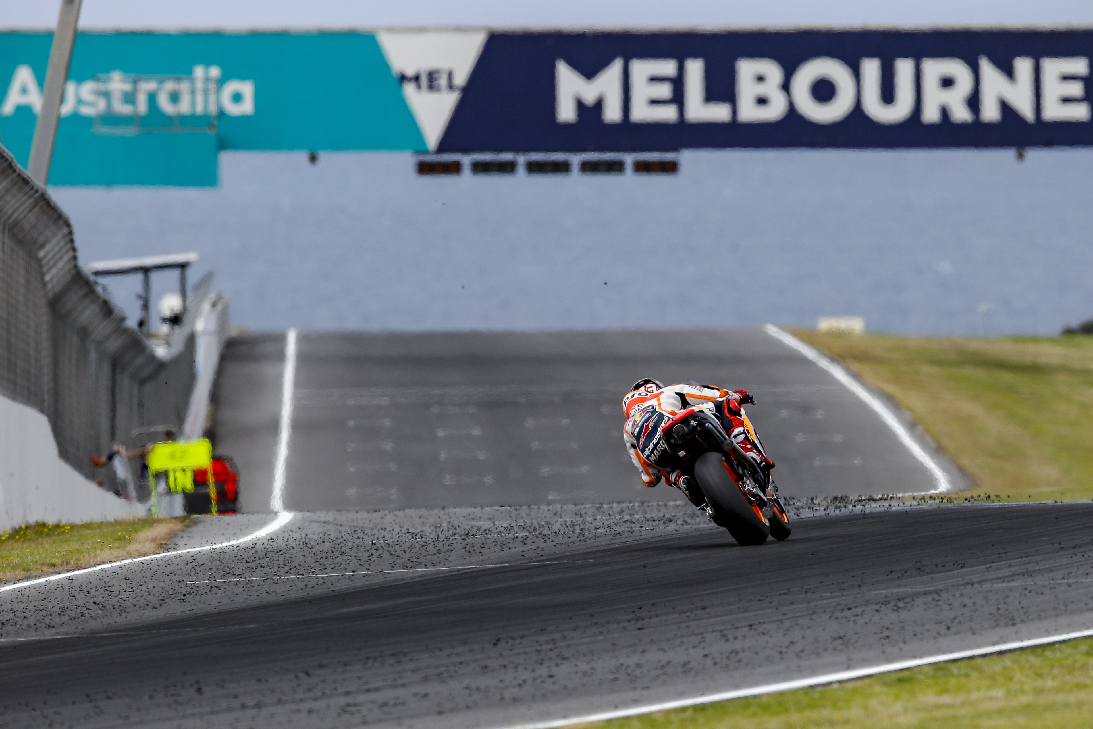 Marc Márquez pilotando su moto en Phillip Island.