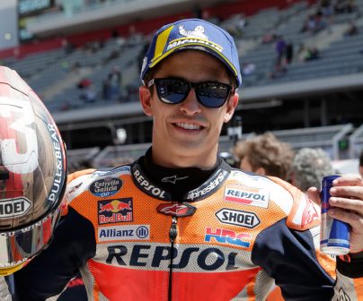 Marc Márquez celebra con casco especial