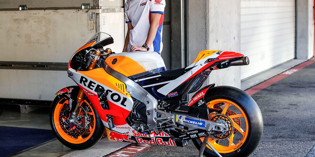 033 RC213V entre pit lane y box