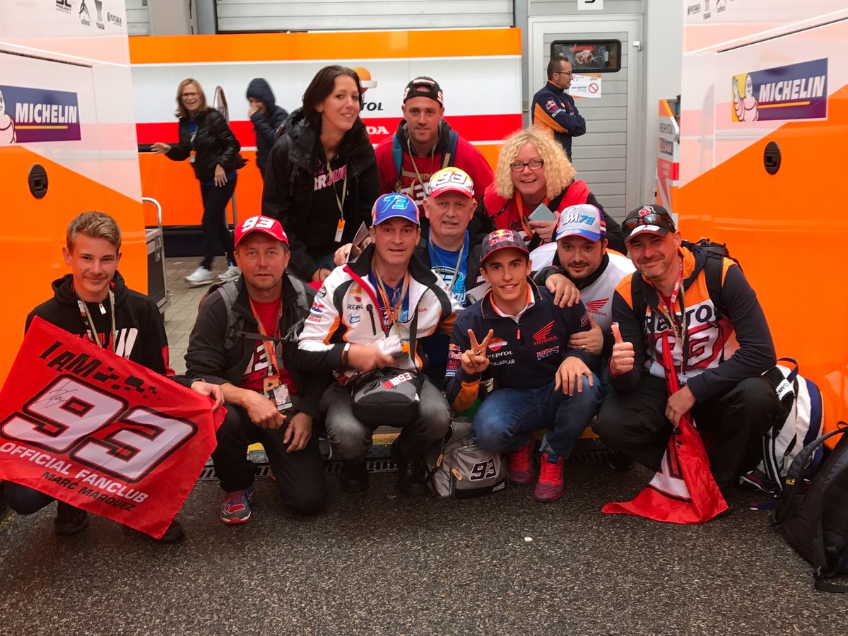 Marc Márquez con fans alemanes en el Paddock