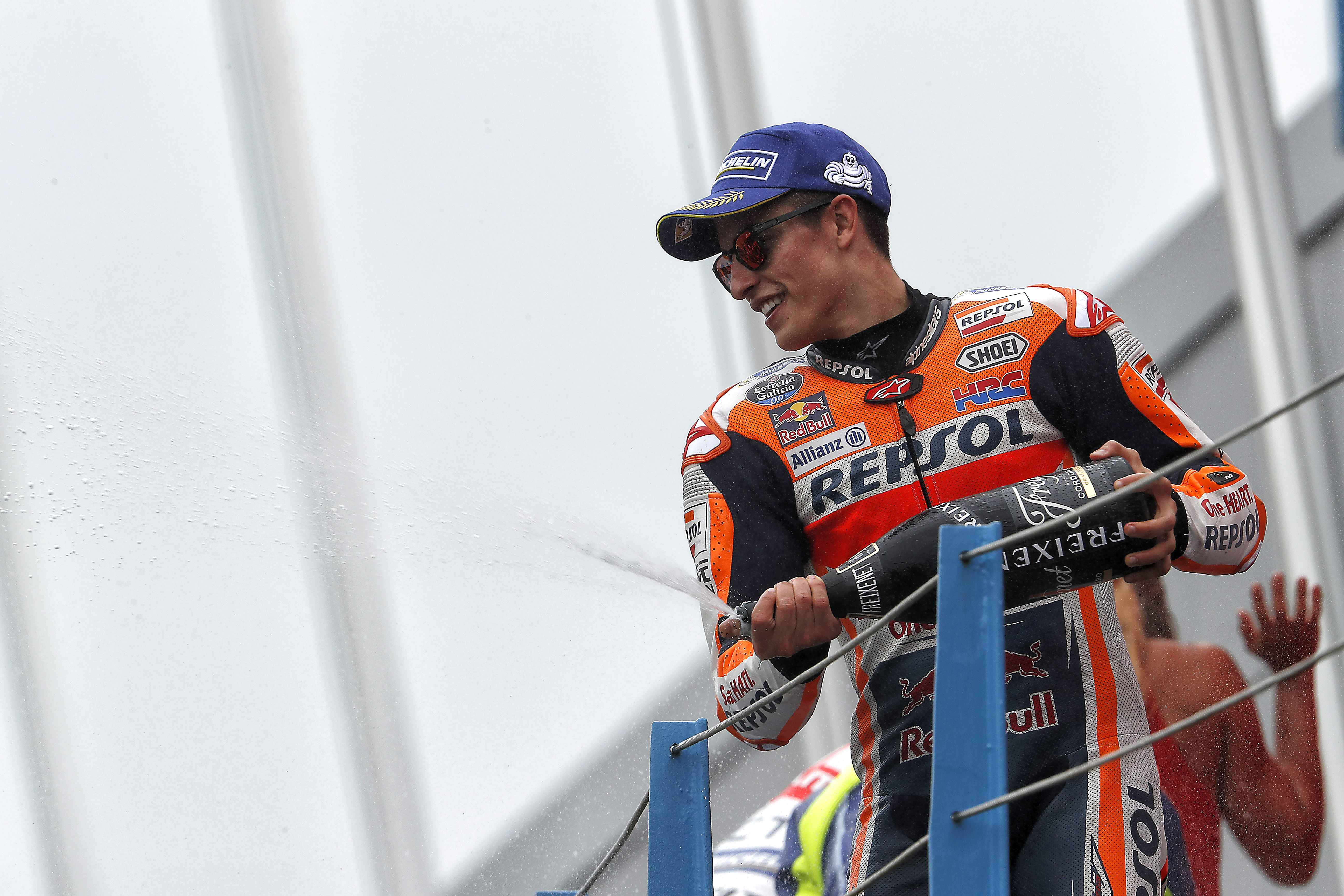 Marc Márquez echando champán desde el podio
