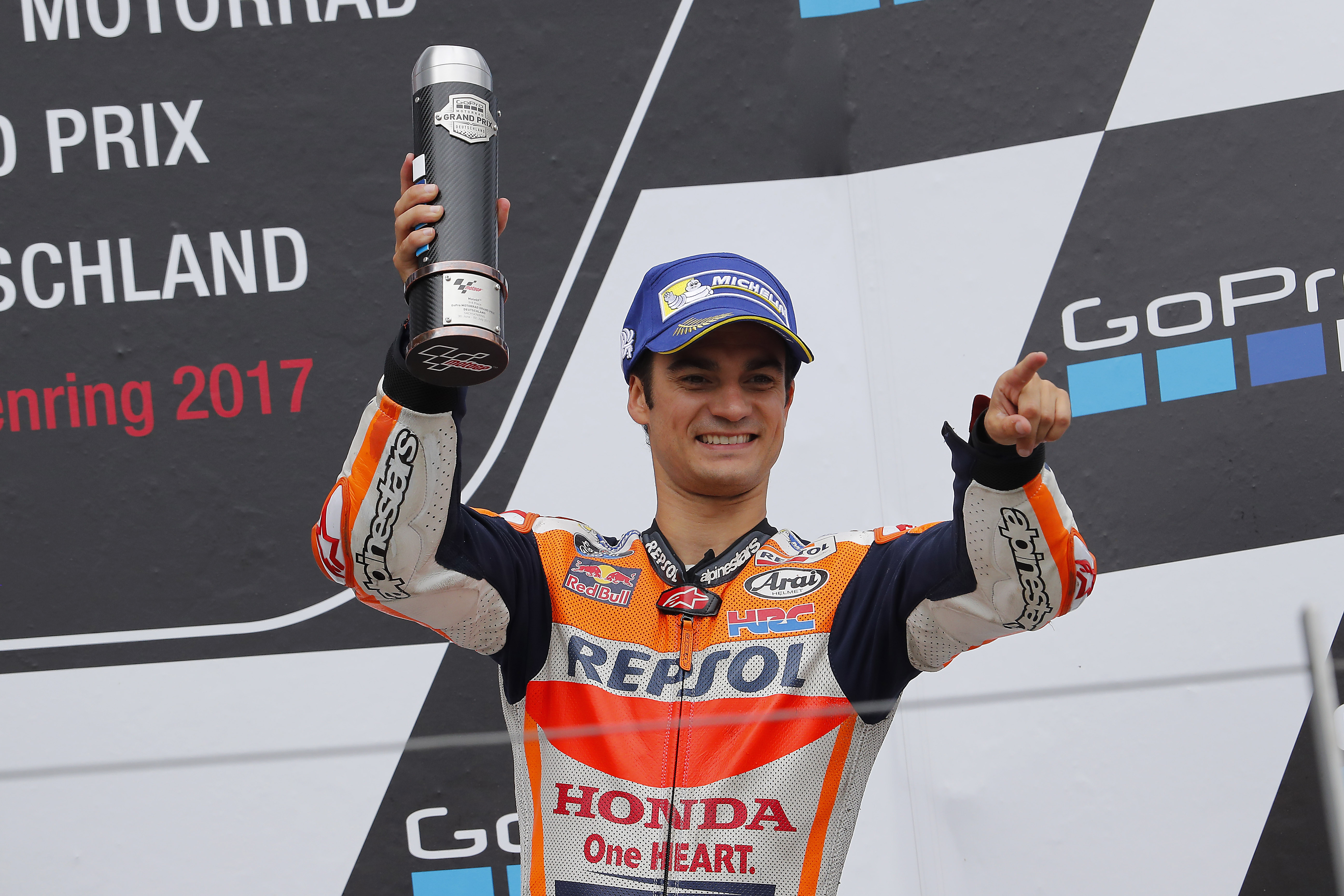 Dani Pedrosa en el podio de Sachsenring en 2017 sosteniendo el trofeo